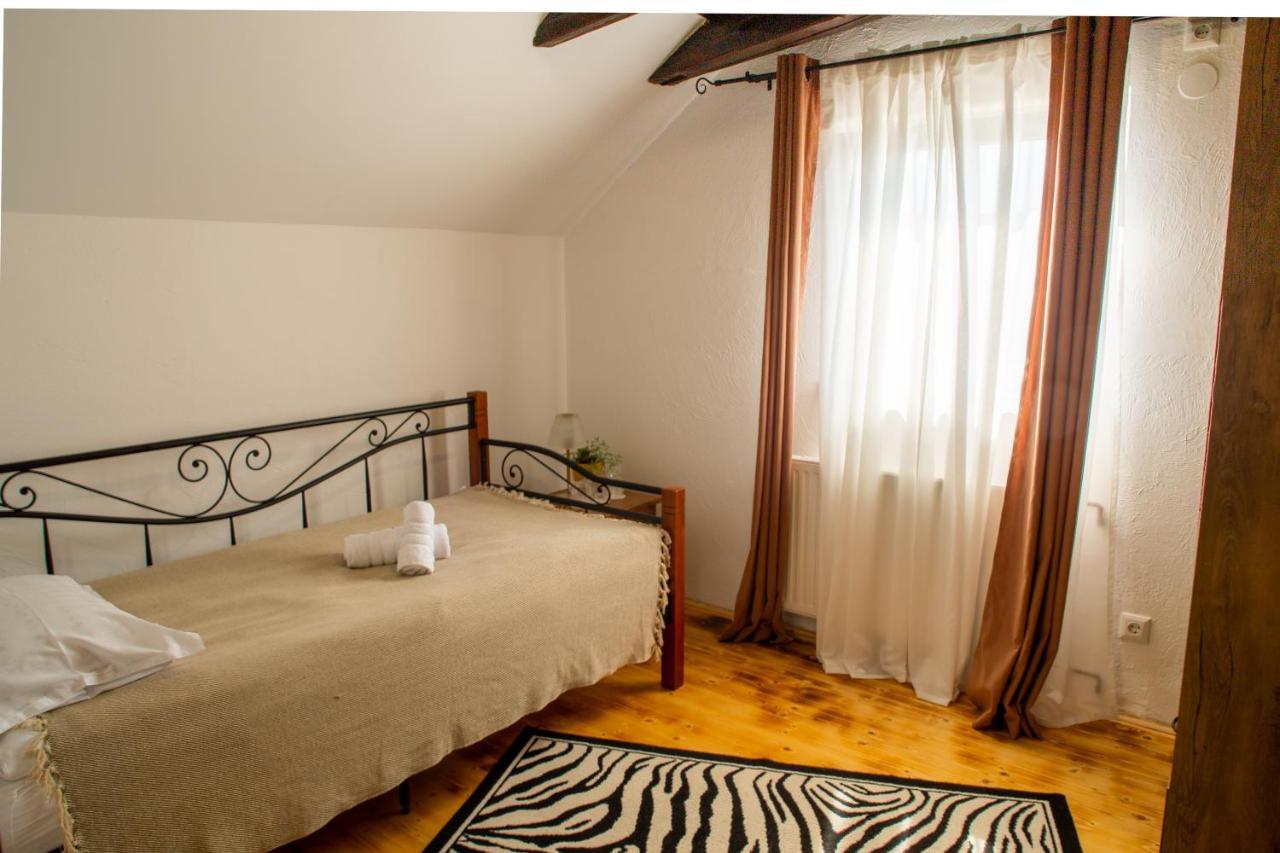 קארנאץ Tri Mudraca Inn מראה חיצוני תמונה